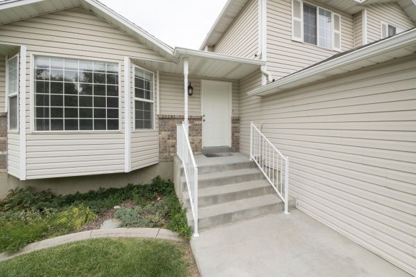 Cost of White Vinyl Siding Replacement in Meridian